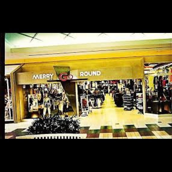 ⭐️SALE⭐️1995 MERRY GO ROUND Cut off Denim Skirt with Chain & Belt NWOT 😱 - Picture 5 of 8